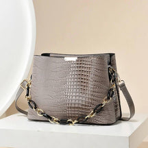 Bolsa Feminina Transversal com Estampa Crocodilo Brilhante com Corrente - Janelaila Moda